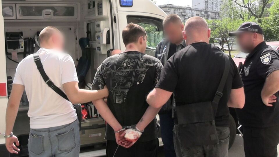 В Киеве мужчина выпал из окна 11-го этажа и скончался. Полиция задержала гражданина РФ. Видео