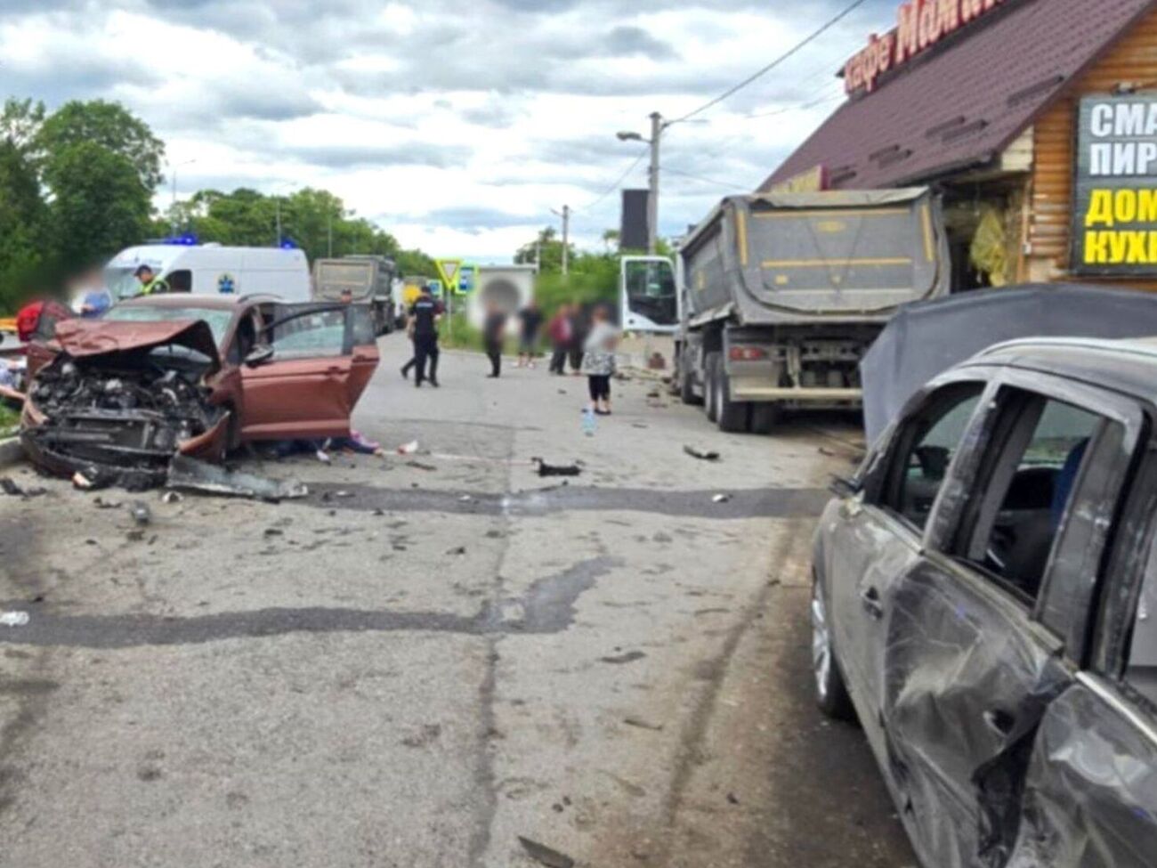 У Хмельницькій області вантажівка в'їхала в автомобілі й протаранила придорожнє кафе. Загинула людина. Фото