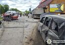 У Хмельницькій області вантажівка в'їхала в автомобілі і протаранила придорожнє кафе. Загинула людина. Фото