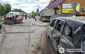 У Хмельницькій області вантажівка в'їхала в автомобілі і протаранила придорожнє кафе. Загинула людина. Фото