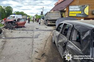 В Хмельницкой области грузовик въехал в автомобили и протаранил придорожное кафе. Погиб человек. Фото
