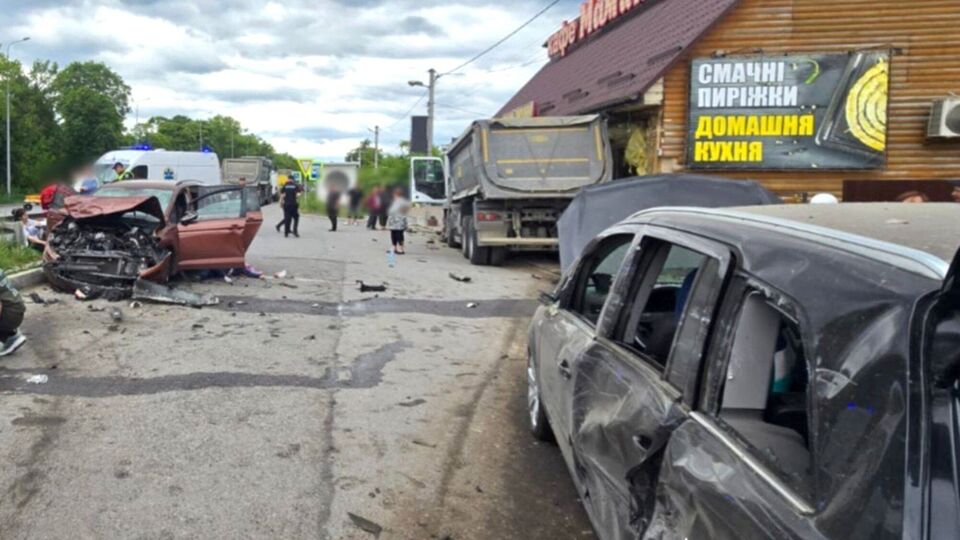У Хмельницькій області вантажівка в'їхала в автомобілі і протаранила придорожнє кафе. Загинула людина. Фото