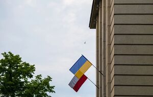 У Польщі з будівлі мерії зняли український прапор після скандалу