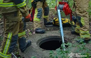 В Черновцах мужчина упал в трехметровую канализационную яму. Он звал на помощь пять дней – ГСЧС
