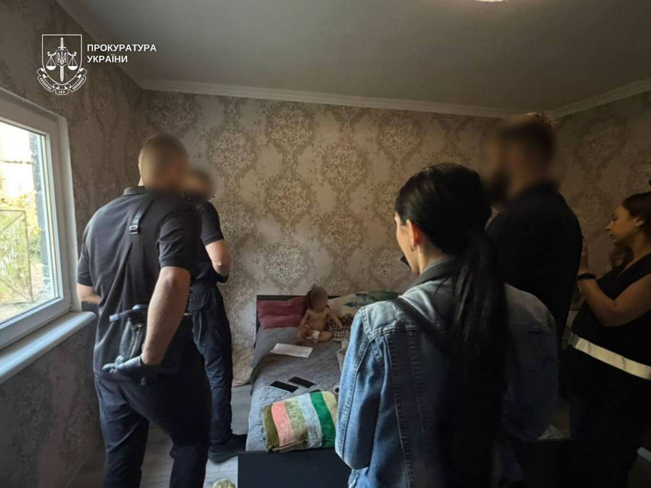 Вела відеострими із 13-річною донькою, розбещуючи на камеру. У Закарпатській області затримали багатодітну матір – прокуратура