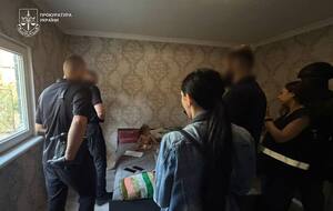 Вела видеостримы с 13-летней дочерью, развращая на камеру. В Закарпатской области задержали многодетную мать – прокуратура