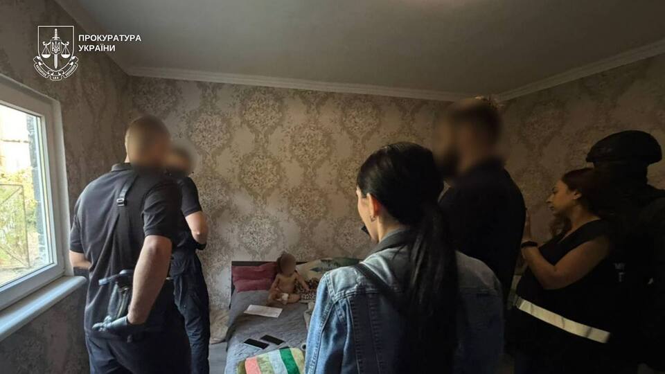 Вела відеострими із 13-річною донькою, розбещуючи на камеру. У Закарпатській області затримали багатодітну матір – прокуратура