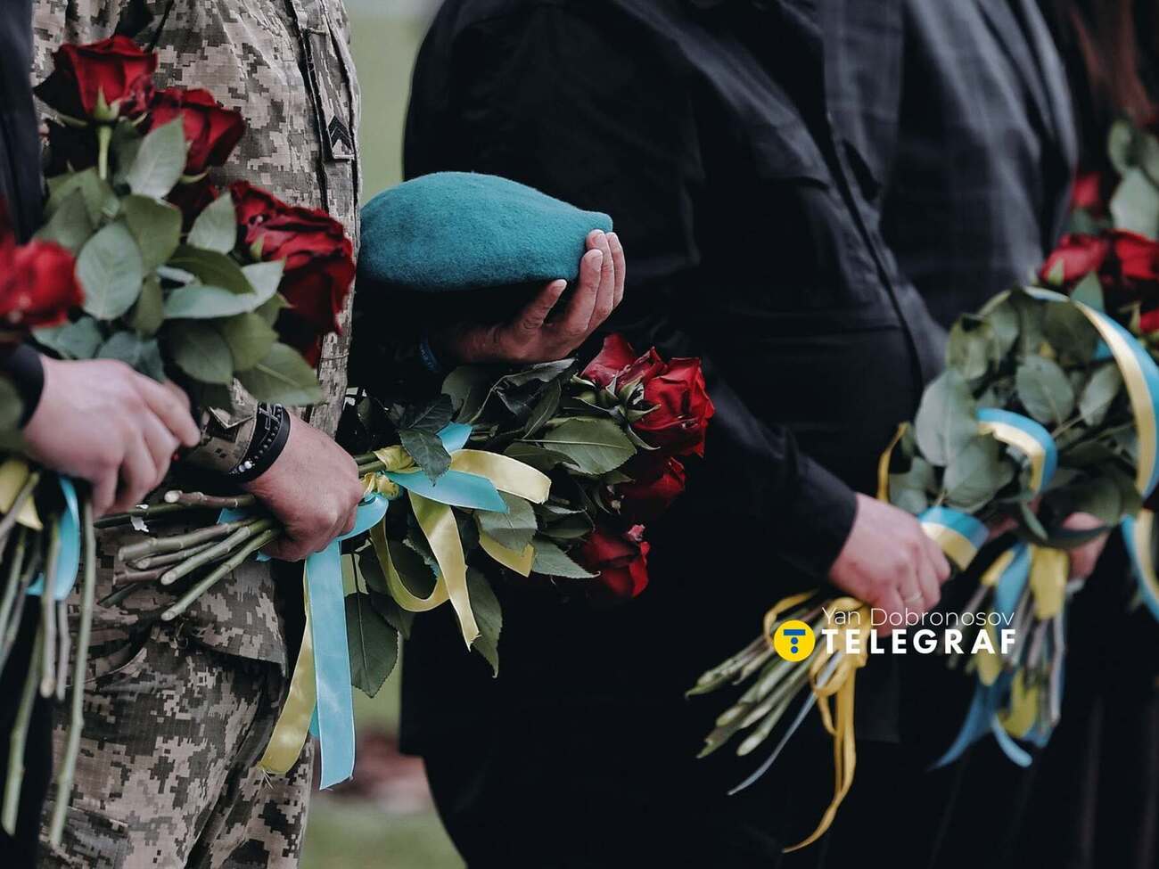 "Стоїмо, дятел!" У Києві люди не вшанували воїна на щиті – їх присоромили через гучномовець. Відео