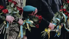 "Стоїмо, дятел! Будеш наступним". У Києві люди не вшанували воїна на щиті – їх присоромили. Відео