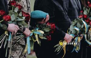 "Стоїмо, дятел! Будеш наступним". У Києві люди не вшанували воїна на щиті – їх присоромили. Відео