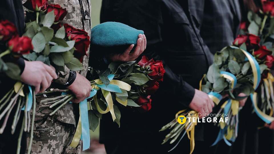 "Стоїмо, дятел! Будеш наступним". У Києві люди не вшанували воїна на щиті – їх присоромили. Відео