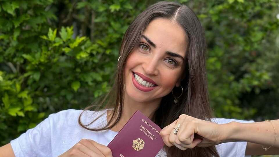 Известная танцовщица из РФ отказалась от российского гражданства и похвасталась немецким паспортом