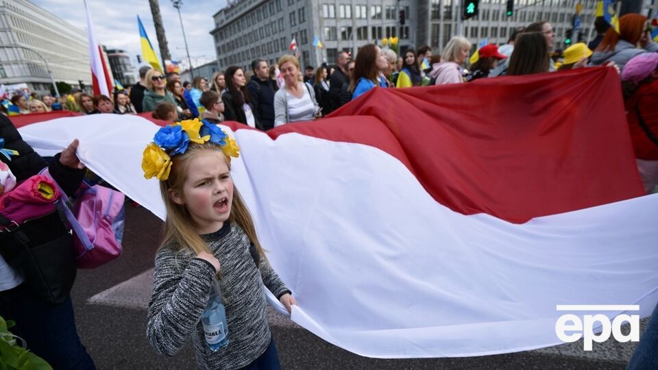 Скандал через "Героїв УПА". Понад половину поляків стали гірше ставитися до українців – опитування