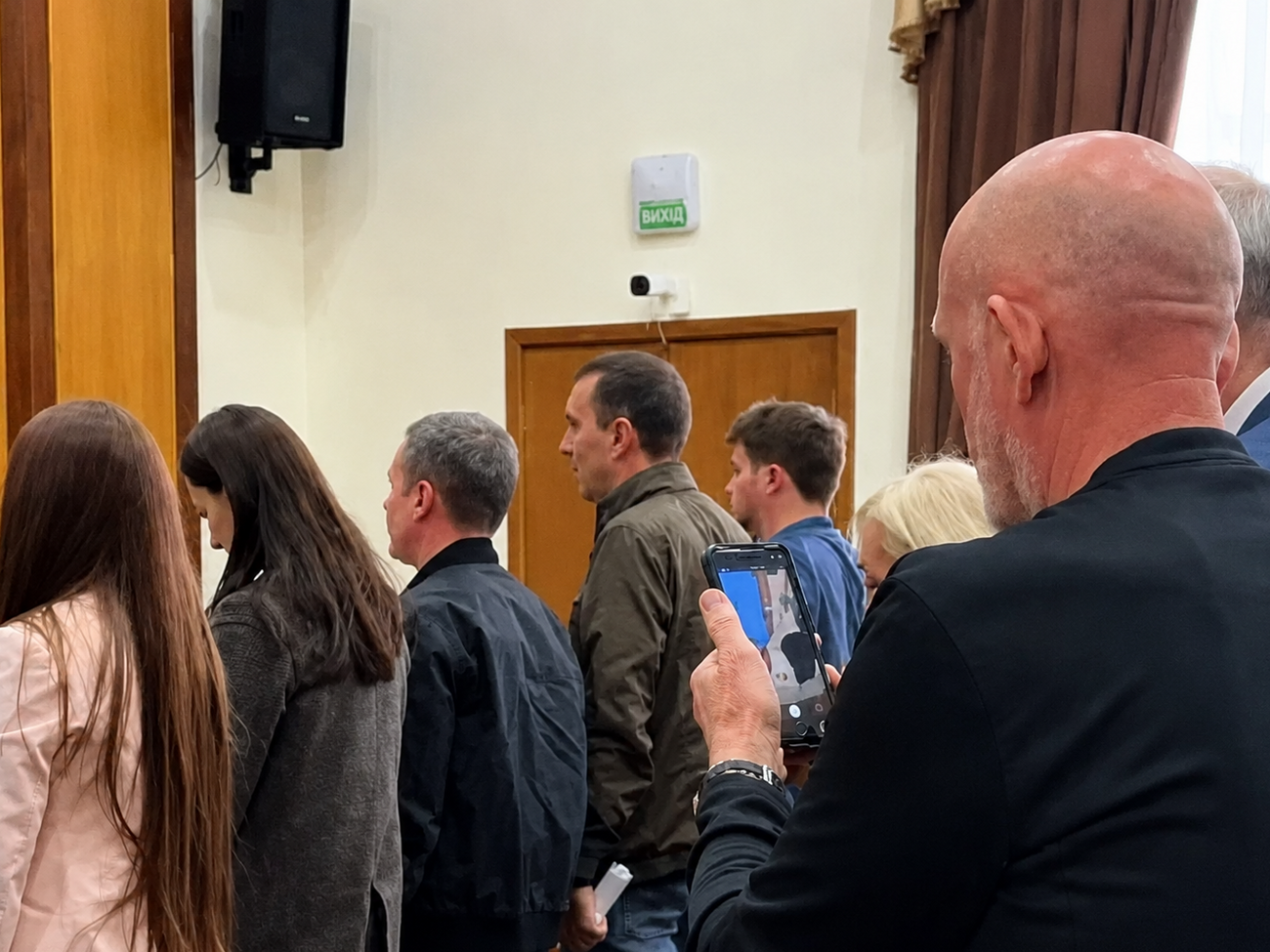 Депутат знімав і роздивлявся сідниці колег-депутаток під звуки гімну України. Відео