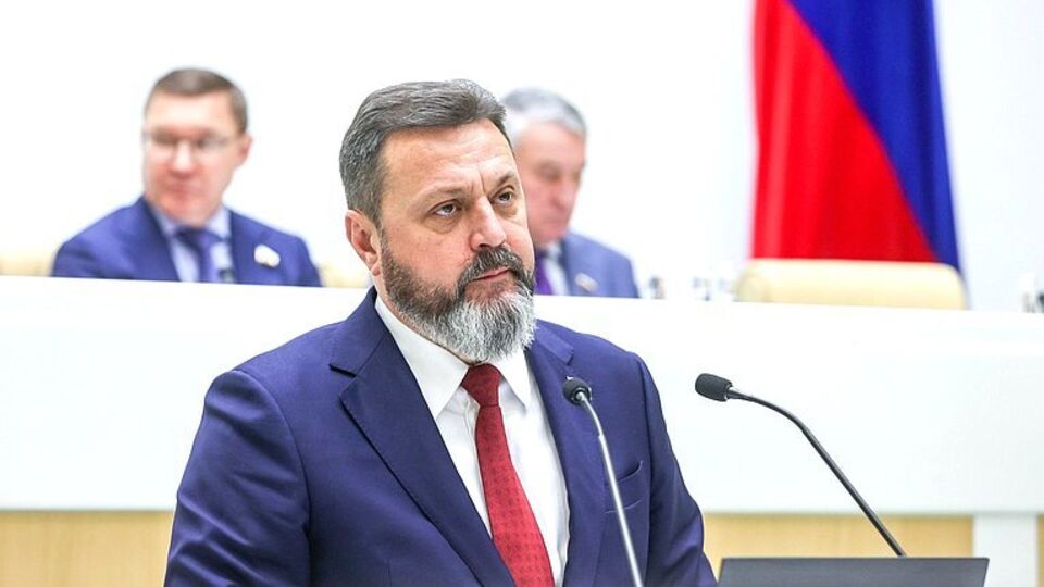 Так не устроился даже Янукович. Как нардеп-предатель Деркач стал сенатором и "героем" в РФ