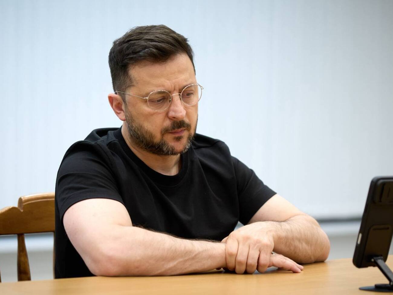 "Тільки не кажіть це Вакарчуку". Зеленський слухає репера, якого ненавидить Трамп