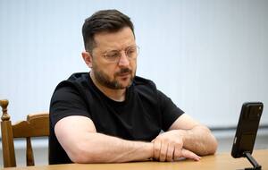 "Только не говорите этого Вакарчуку". Зеленский слушает рэпера, которого ненавидит Трамп