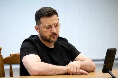 "Тільки не кажіть це Вакарчуку". Зеленський слухає репера, якого ненавидить Трамп