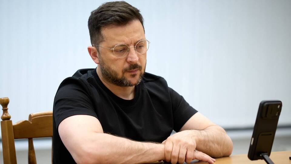 "Тільки не кажіть це Вакарчуку". Зеленський слухає репера, якого ненавидить Трамп