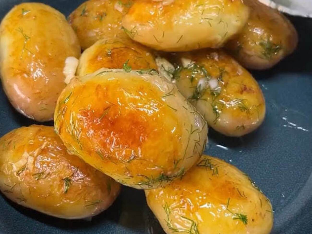 Вот как вкусно можно приготовить молодой картофель – аромат магнитом привлечет к столу