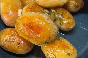 Вот как вкусно можно приготовить молодой картофель – аромат магнитом привлечет к столу