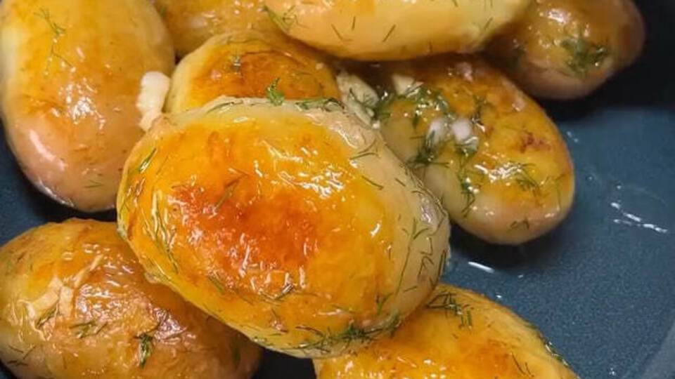 Вот как вкусно можно приготовить молодой картофель – аромат магнитом привлечет к столу