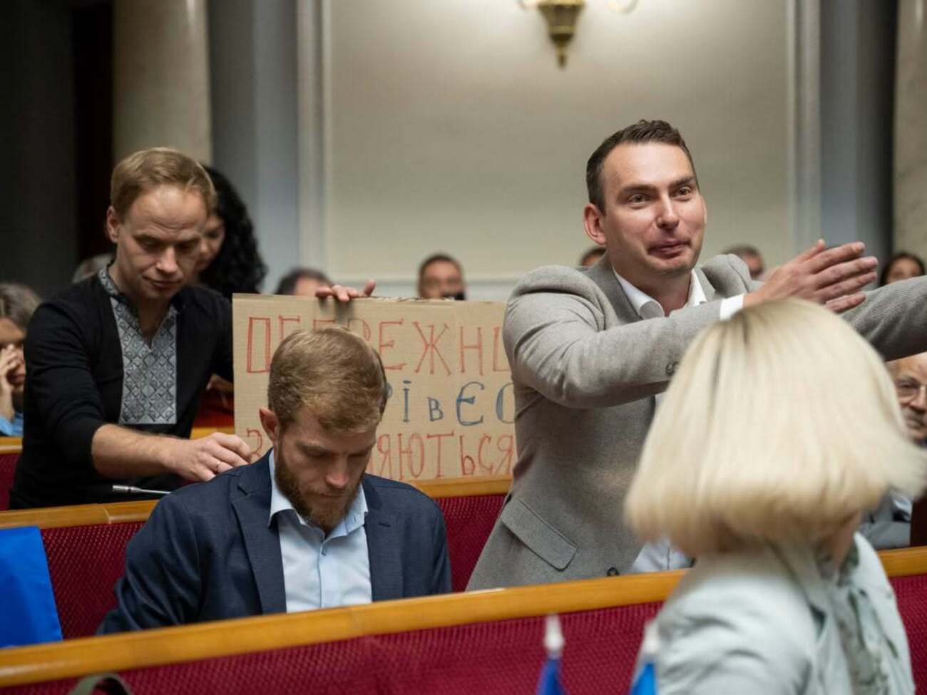 "Работа или смерть". Что осталось от Рады, получившей семь лет назад рекордное доверие