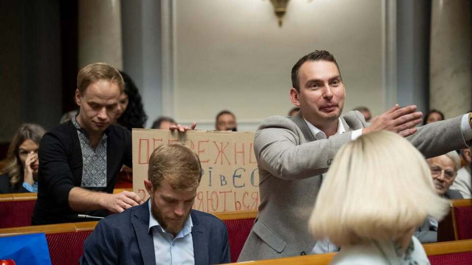 "Работа или смерть". Что осталось от Рады, получившей семь лет назад рекордное доверие
