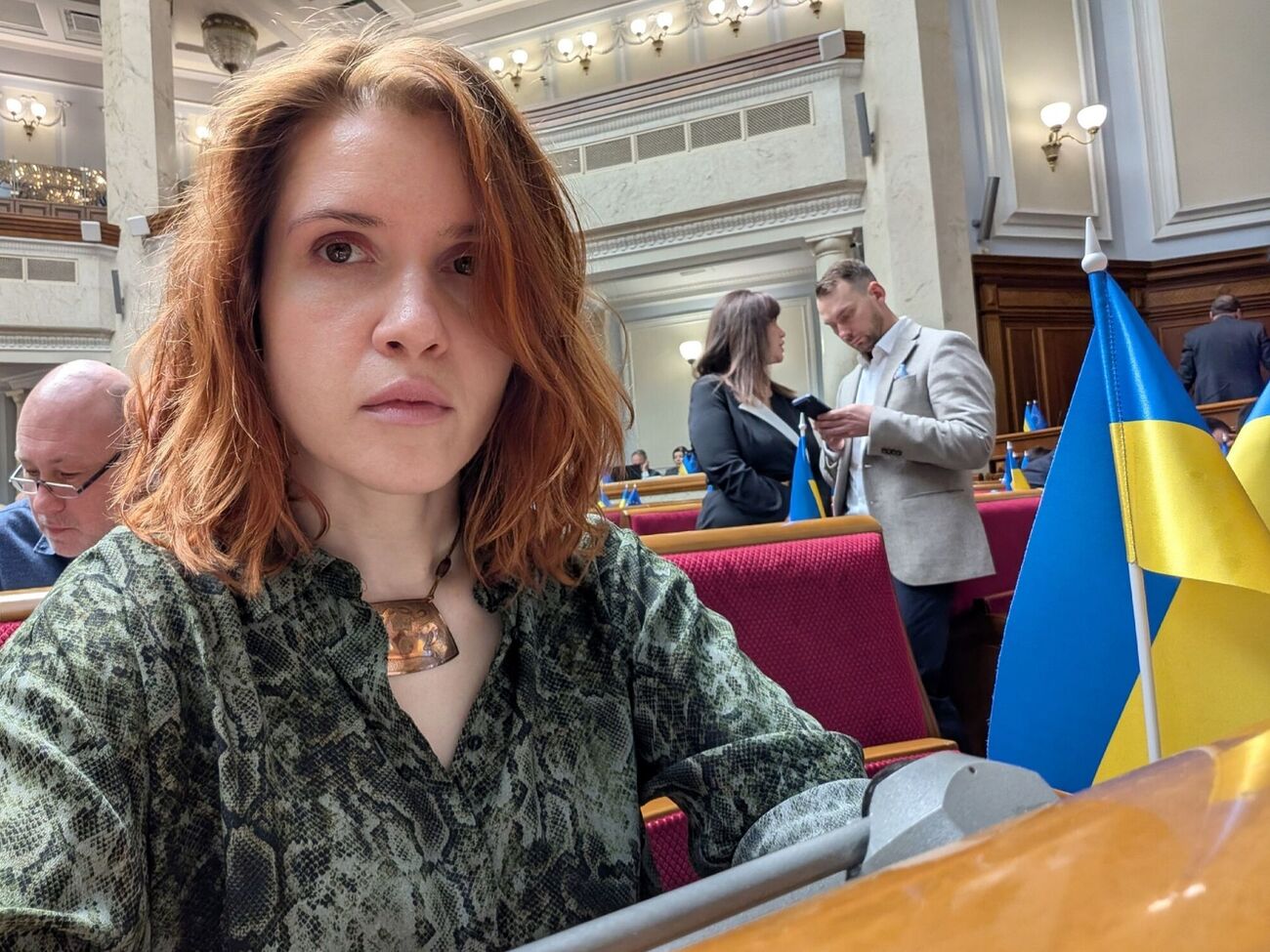 Безуглая расстегнула блузку в стенах парламента и "засветила" кружева. Фото