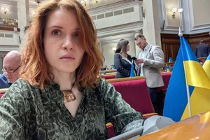 Безугла розстебнула блузку у стінах парламенту й "засвітила" мереживо. Фото