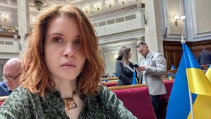 Безугла розстебнула блузку у стінах парламенту й "засвітила" мереживо. Фото