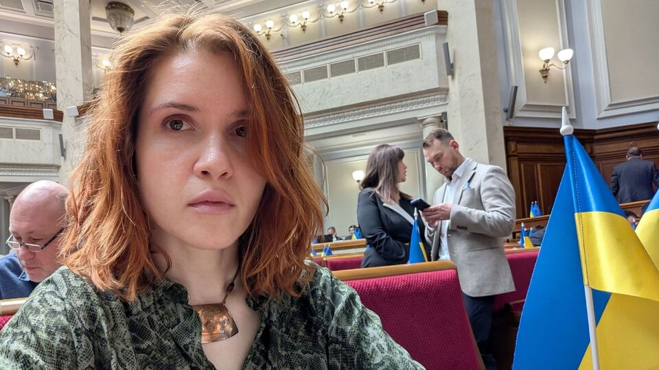 Безуглая расстегнула блузку в стенах парламента и "засветила" кружева. Фото