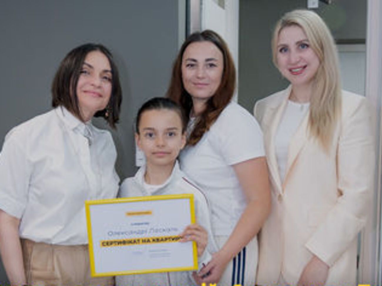 "Нове житло для нових мрій". Олександра Паскаль, яка втратила ногу через обстріл Затоки, отримала квартиру від Ріната Ахметова