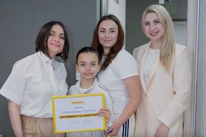 "Нове житло для нових мрій". Олександра Паскаль, яка втратила ногу через обстріл Затоки, отримала квартиру від Ріната Ахметова