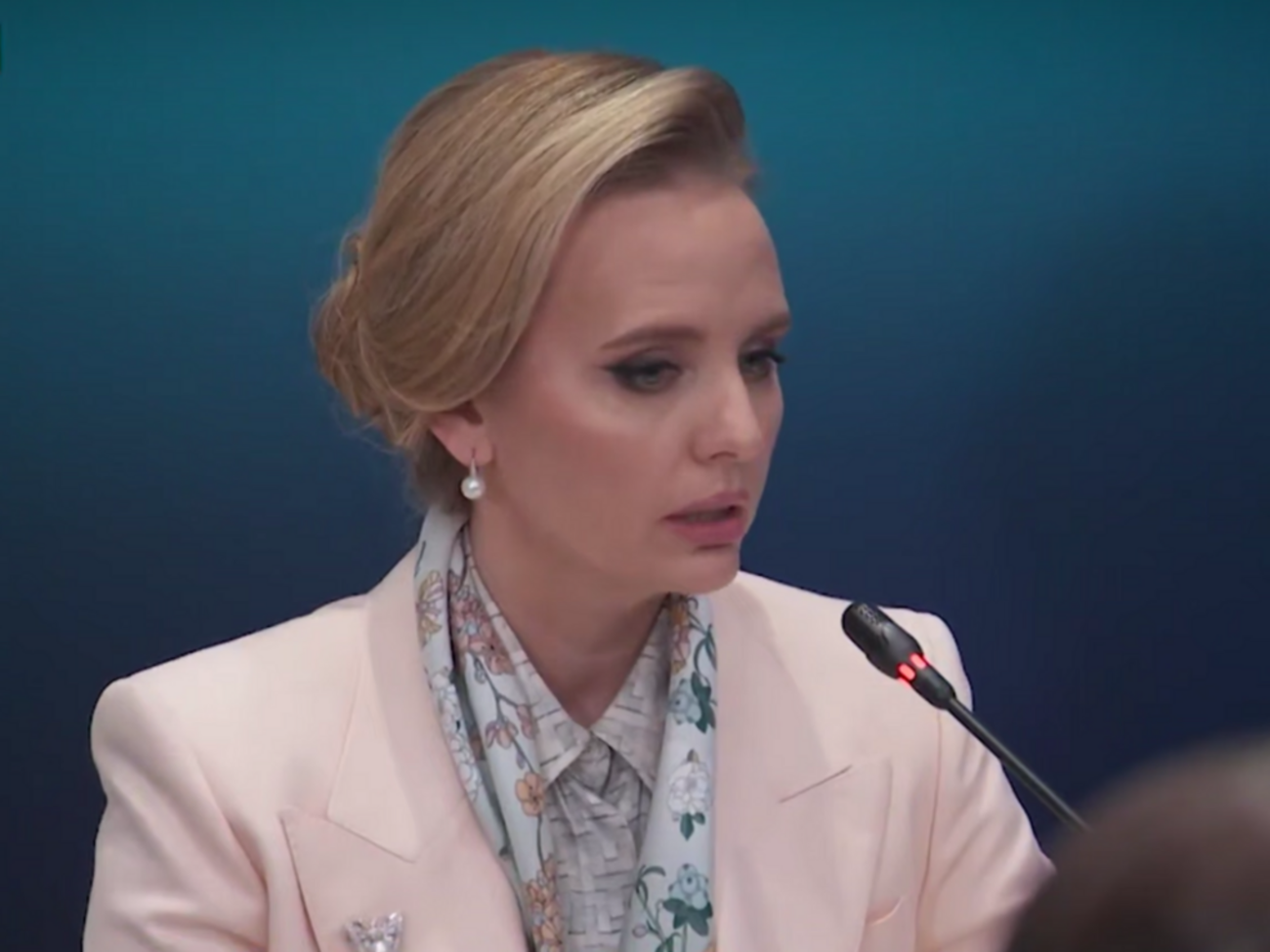 "Сотни тысяч гниют на кладбищах ради сытой жизни Маши". Дочь Путина засветилась в одежде за €8 тыс.