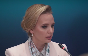 "Сотни тысяч гниют на кладбищах ради сытой жизни Маши". Дочь Путина засветилась в одежде за €8 тыс.