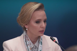 "Сотни тысяч гниют на кладбищах ради сытой жизни Маши". Дочь Путина засветилась в одежде за €8 тыс.