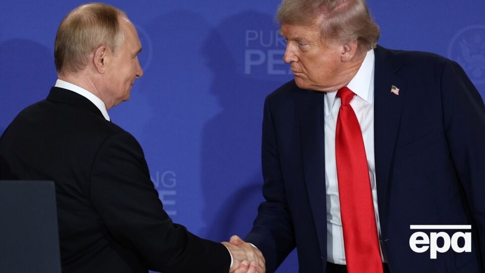 Трамп около часа разговаривал с Путиным. В Кремле заявили о готовности США "влиять на Киев"