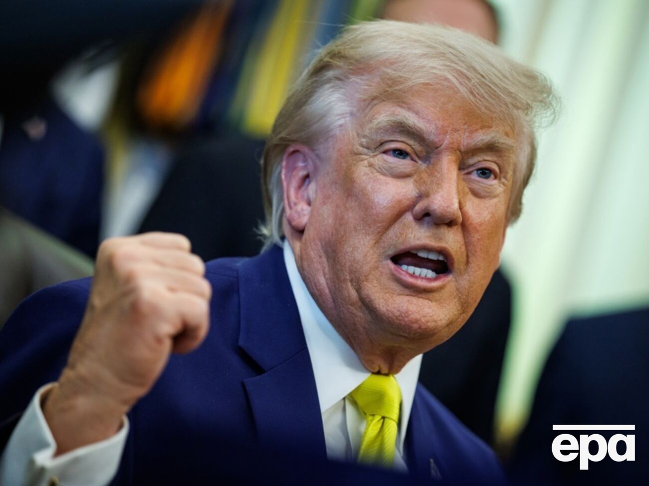 Трамп у день свого 80-річчя звернувся до противників і пообіцяв їх "дискомбобулювати" 