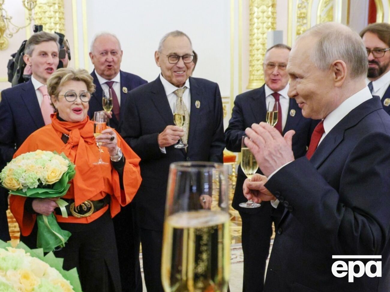 "Кучка маразматиков и старая проститутка". Неелова "испортила некролог", приняв орден от Путина