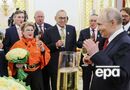 "Кучка маразматиков и старая проститутка". Как Неелова "испортила некролог", приняв орден от Путина