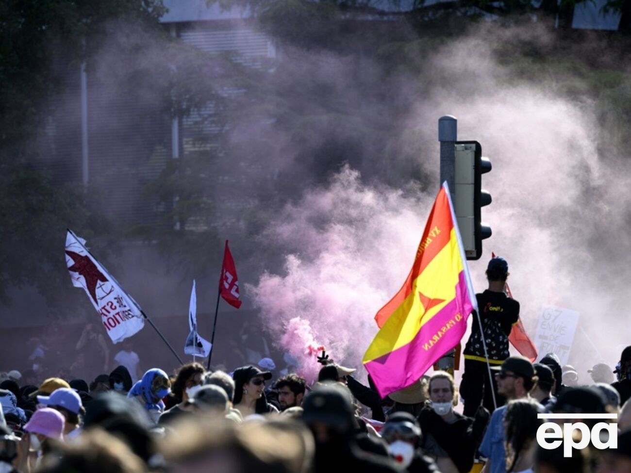 Саміт G7 під посиленою охороною. У Франції стягують тисячі силовиків, уже розпочалися протести