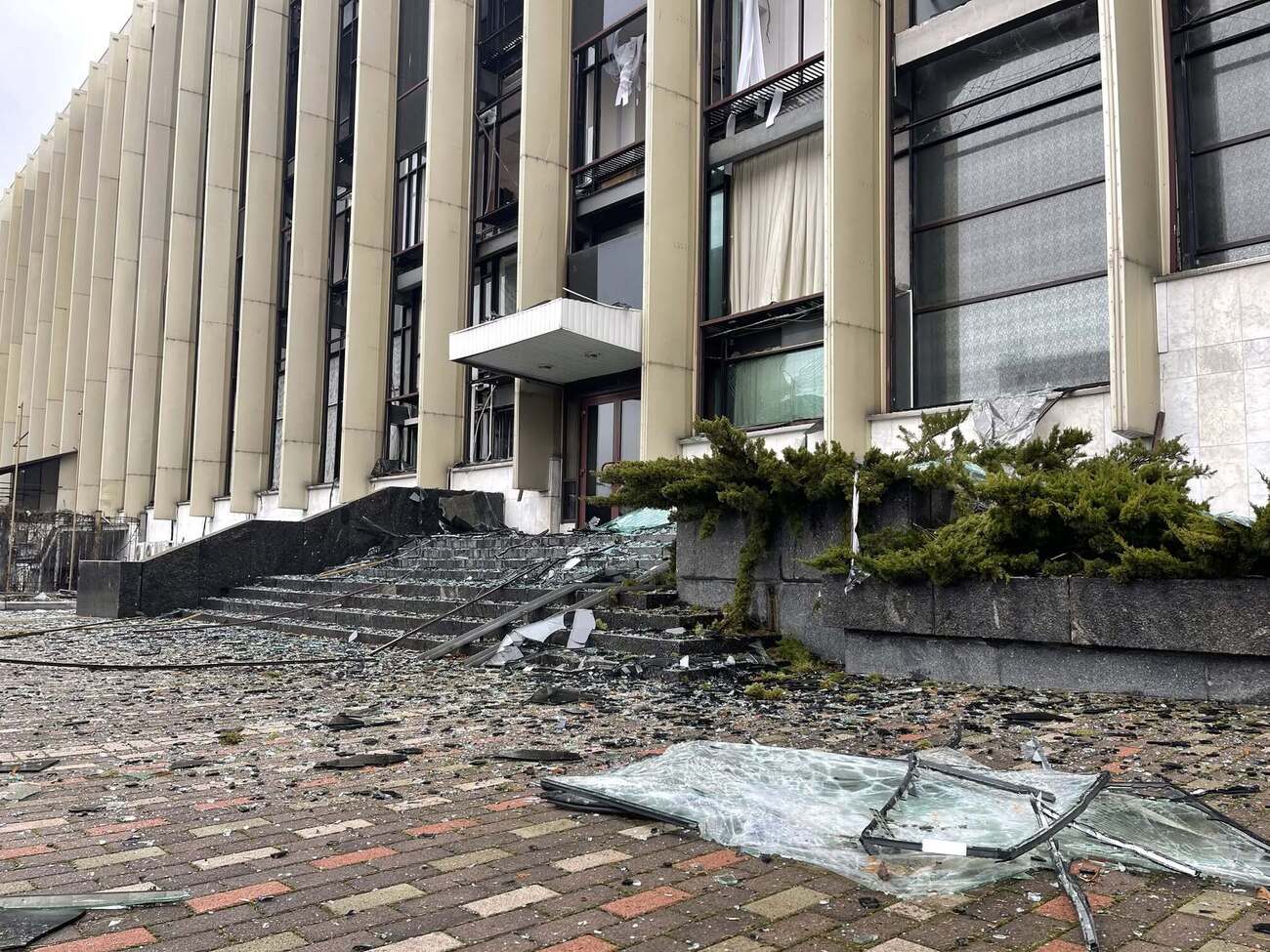 Палац "Україна" вдруге зазнав пошкоджень через атаку РФ по центру Києва. Відео