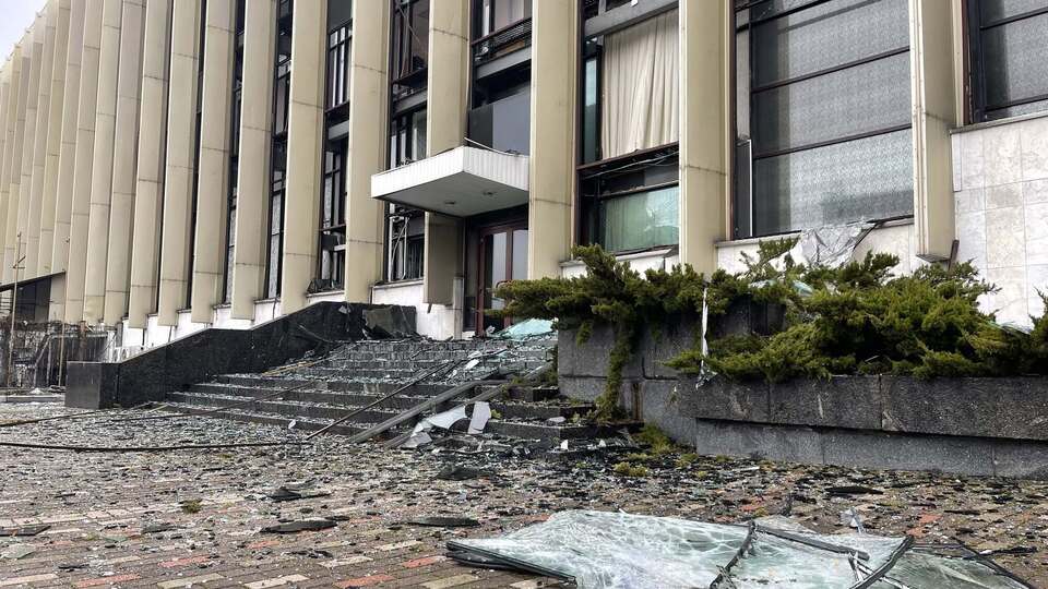 Дворец "Украина" во второй раз получил повреждения в результате атаки РФ на центр Киева. Видео