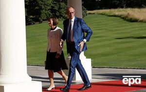 Мерц пришел на саммит со спортивным подарком Трампу. Что принес?