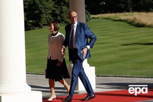 Мерц пришел на саммит со спортивным подарком Трампу. Что принес?