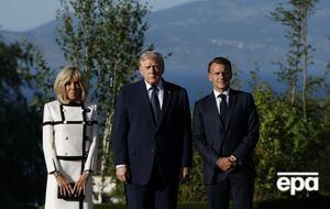 Трамп, который высмеивал брак Макронов, встретился с ними и принялся вновь давать советы. Видео