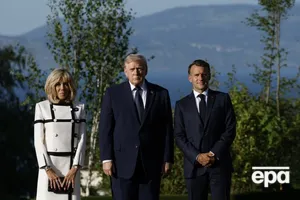 Трамп, который высмеивал брак Макронов, встретился с ними и принялся вновь давать советы. Видео