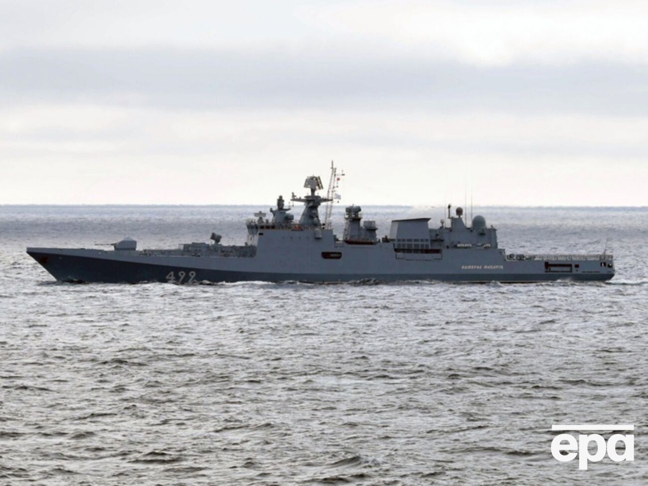 Російський фрегат вистрілив по британській яхті, якою подорожують пенсіонери. У міноборони РФ пояснили