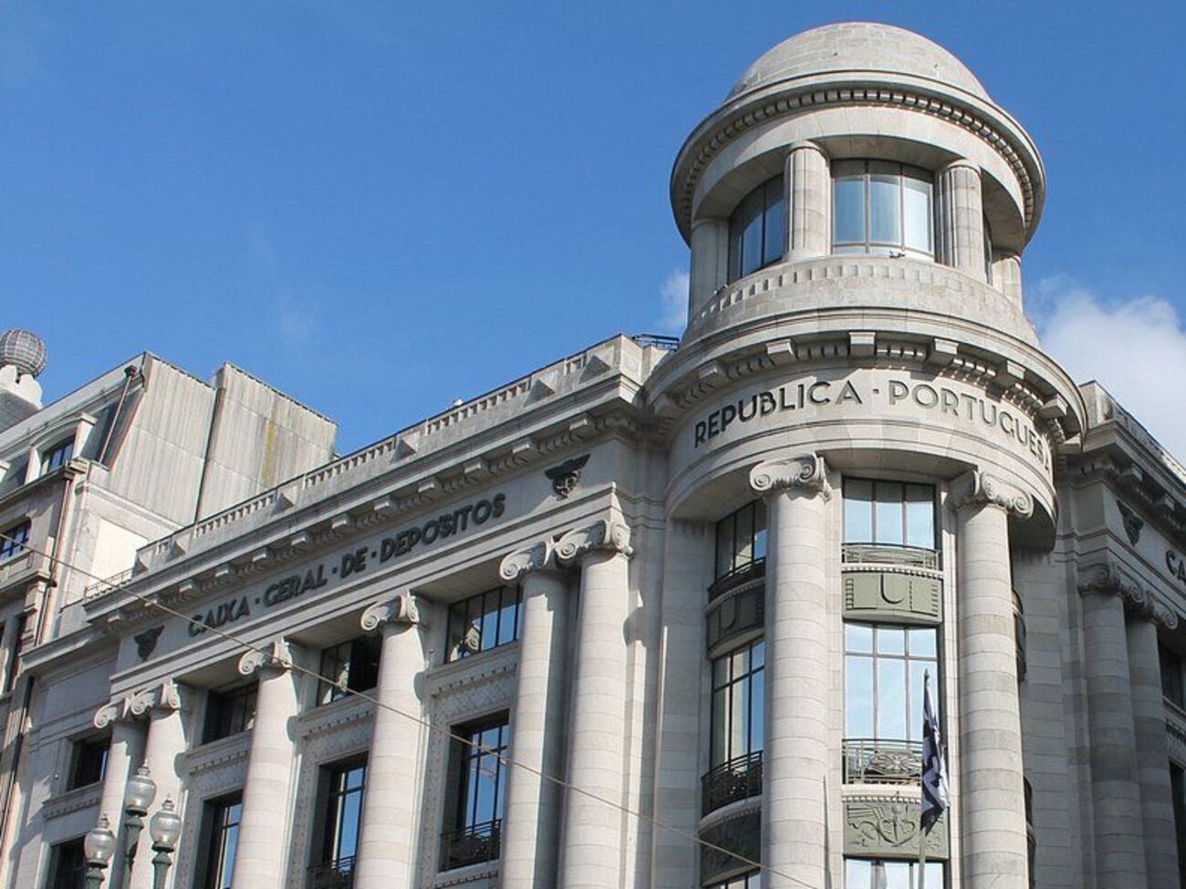Найбільший банк Португалії примусово закриває рахунки росіянам. У чому причина